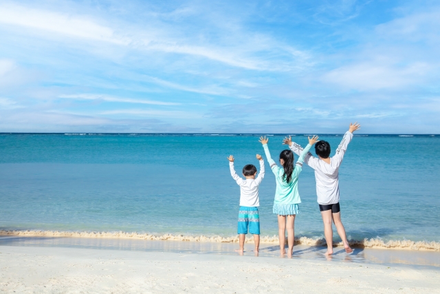 沖縄の海と子供たち