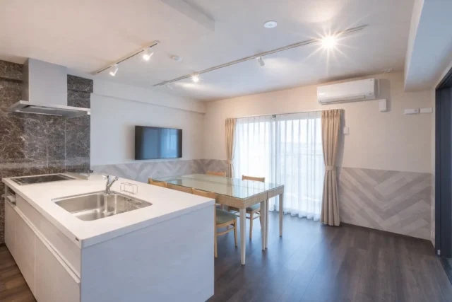 ファミリースイート　キッチンとリビング